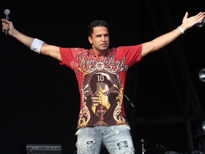 O polêmico cantor já está começando a divulgar seu mais novo DVD ao vivo, Live in Copacabana (ae) latino