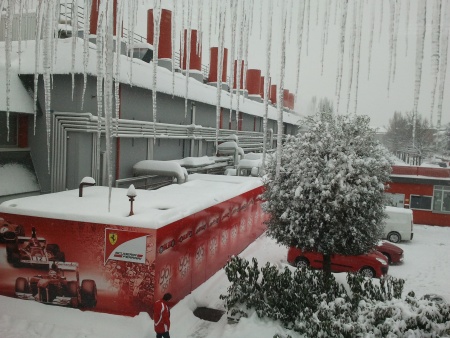 A neve não para de cair em Maranello, sede da Ferrari
