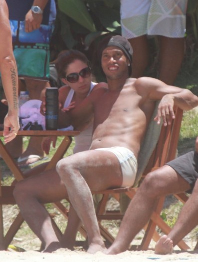 Ronaldinho curte a praia com morena ap&oacute;s salvar Fla na Libertadores