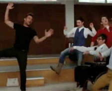 Reprodução Ricky Martin agita alunos ao som <br>de <i>Sexy and I Know It</i> em <i>Glee</i>