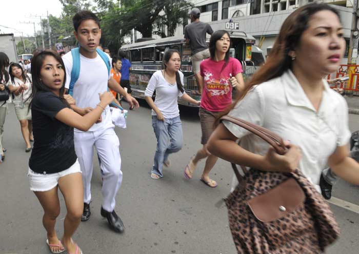 Moradores da cidade de Cebu, nas Filipinas, correm para se proteger do terremoto (STR/AFP) filipinas, terremoto, 700