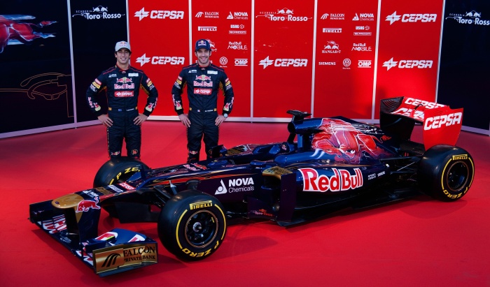 Jean-Eric Vergne e Daniel Ricciardo, os pilotos da Toro Rosso para 2012, com o STR7