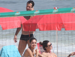 Após traição, Malvino e Sophie vão juntos à praia