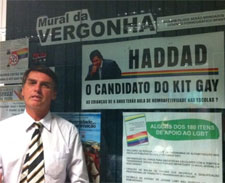 R7 “Haddad é o candidato do kit gay”, diz cartaz de Bolsonaro na Câmara