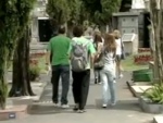 Professor dá aula de história em cemitério
