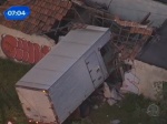 Caminhão fica sem controle e invade casa