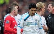 Suárez não dá a mão a Evra e polêmica renasce