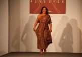 Gordinhas agarram sarados em desfile GG