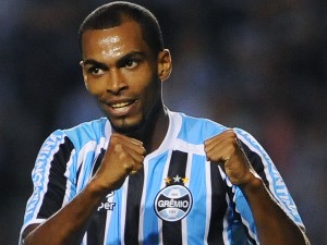 Grêmio toma susto, mas goleia o Santa Cruz e fica perto da vaga