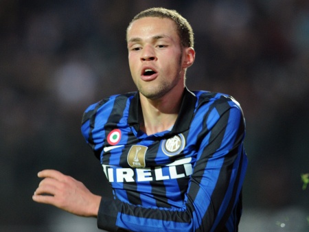Jogador da Inter &eacute; suspenso por cuspir na cara de rival - Futebol - R7