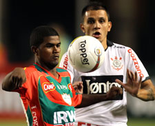 Corinthians bate Lusa e lidera o Paulistão 2012