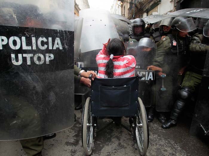 bolívia, policiais, cadeirantes, 700