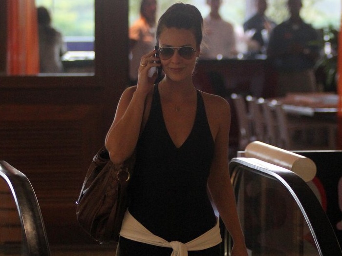 Simpática, Camila Rodrigues sorriu para os fotógrafos ao ser clicada em um shopping carioca (Marcus Pavão/AgNews) Camila Rodrigues