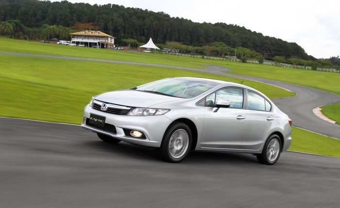 Honda Civic manual e automático (etanol/gasolina): 7,3/10,5 km/l (cidade) e 10/13,4 km/l (estrada)