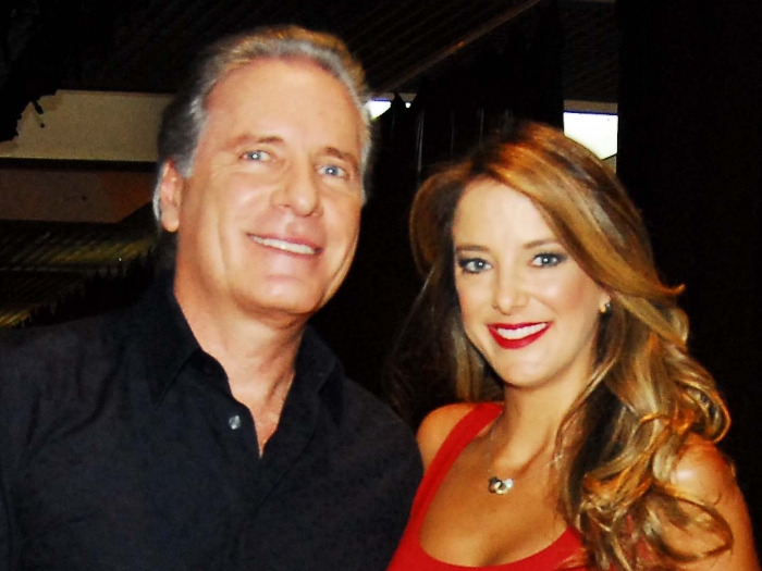 Ticiane Pinheiro elogiou estilo do marido, mas confessou que ajuda Roberto Justus quando ele pede (AgNews) tici