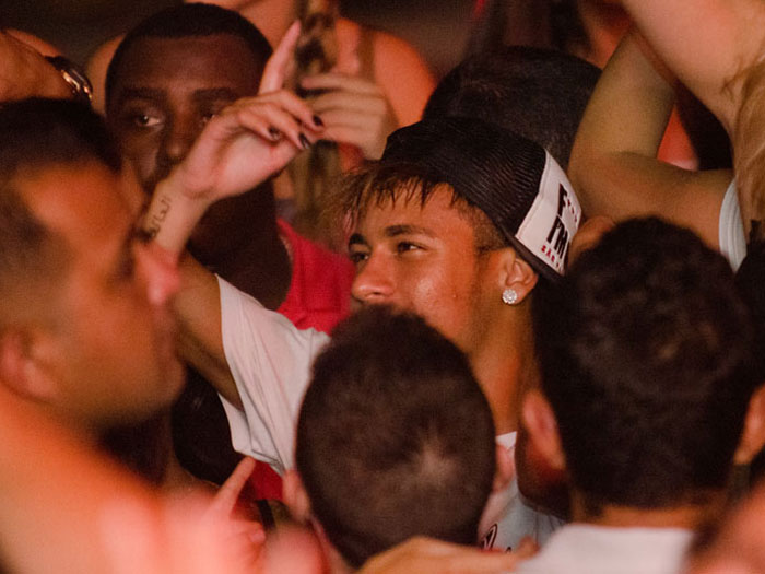 Neymar aproveita folga e "se acaba" em show no Guaruj&aacute;; veja ...
