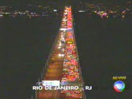 Sentido Niterói da ponte estava totalmente parado às 21h (Reprodução/TV Record) FRAME