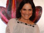 Regina Duarte vai a evento com look "vovó"