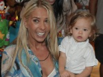 "Enquanto puder vestir o meu filho, eu vou tirar <br>a maior onda", diz Adriane Galisteu