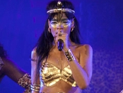 Rihanna exibe curvas vestida <br> como Cleópatra