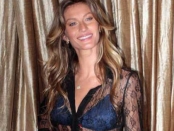 Gisele Bündchen faz questão de mostrar lingerie