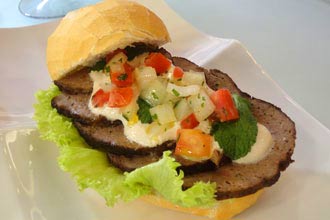 Edu Guedes ensina receita de <br> churrasco grego caseiro