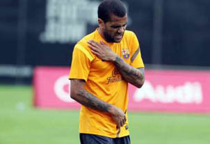 Reprodução Contusão no ombro pode tirar Daniel Alves da Olimpíada