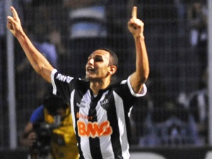 Galo faz gol no fim e vence apertado em retorno da Ponte Preta à elite