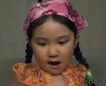 Menininha fofa que faz maquiagens. E não é a garota Julie
