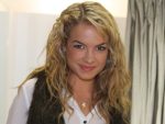 De pernas de fora, Lua Blanco curte desfile de moda