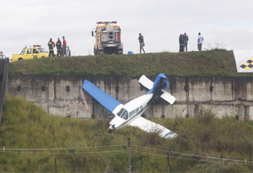 Piloto erra cálculos e avião despenca de barranco