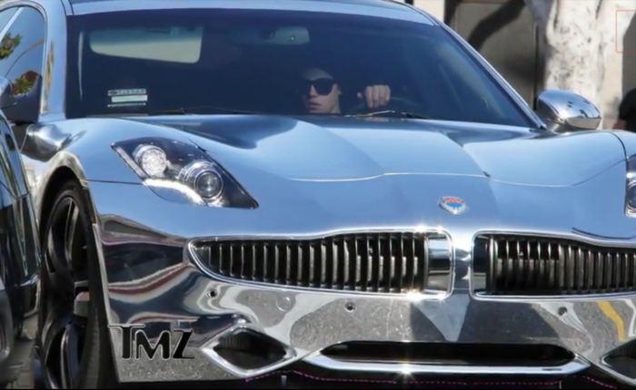 Reprodução/TMZ Este é um Fisker Karma, esportivo elétrico que Bieber fez questão de "estragar" com essa tenebrosa pintura cromada. Saiba mais