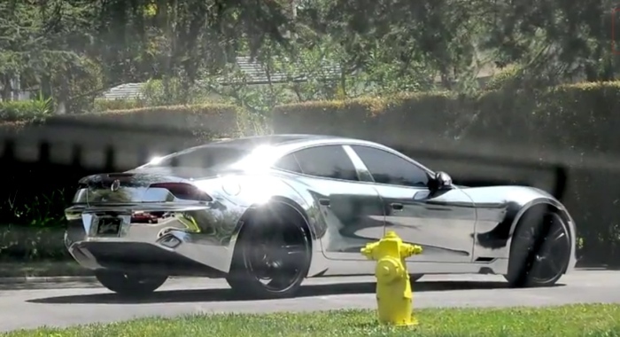 Reprodução/YouTube A potência do Fisker Karma, que utiliza um motor a combustão para carregar as baterias, é de mais de 400 cv. Isso significa que o luxuoso modelo de quatro ...