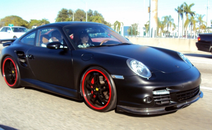 Talvez um dos exemplares mais impressionantes da coleção de carros de Justin Bieber seja o Porsche 911 Turbo