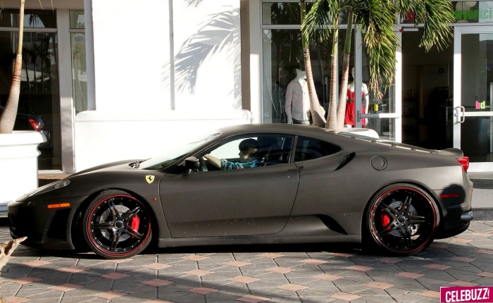 Lembra que falamos que Bieber gosta de Ferraris? Pois ele também já desfilou por aí a bordo de uma 430 com pintura personalizada