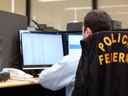 http://i1.r7.com/data/files/2C95/948F/37DC/55B6/0137/DCC2/B269/23F8/policia-federal-divulgacao-hg-20120611.jpg
