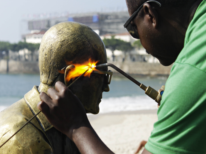 Ap&oacute;s oitavo roubo, est&aacute;tua de Drummond, na orla de Copacabana ...