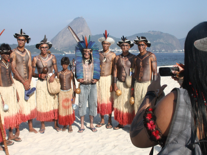 &Iacute;ndios da Rio+20 veem o mar pela 1&ordf; vez e curtem dia de praia no ...