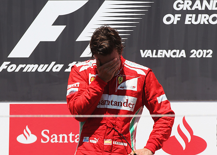Fernando Alonso se emociona ao escutar o hino nacional da Espanha no GP de Valência (Mark Thompson/Getty Images) http://i2.r7.com/alonso-vence-chora-700.jpg