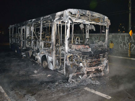 http://i2.r7.com/onibus-queimado-hg-20120624.jpg