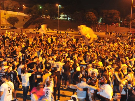 Torcida do Corinthians vive momentos de tens&atilde;o e &ecirc;xtase em noite ...