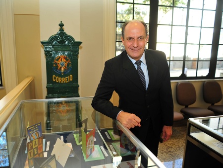 Wilson Abadio de Oliveira trabalha nos Correios há 32 anos. Quando começou era operador de triagem. Hoje é diretor regional da empresa em São Paulo (Eduardo Enomoto/R7) wilson-oliveira-correios-hg-20120706