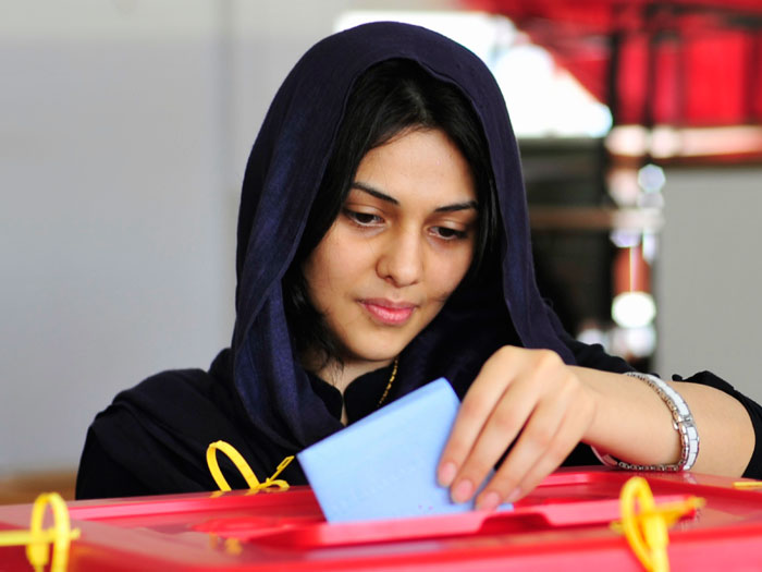 Mulher líbia deposita seu voto na urna, em Benghazi, neste sábado (7). Milhares de líbios comemoram a primeira eleição nacional livre após a queda de Gaddafi (REUTERS/Esam Al-Fetori) mulher libia