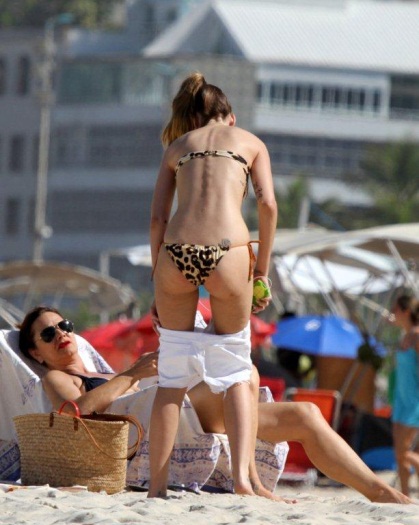 Ap&oacute;s pol&ecirc;mica sobre magreza de seu corpo, Yasmin Brunet curte ...