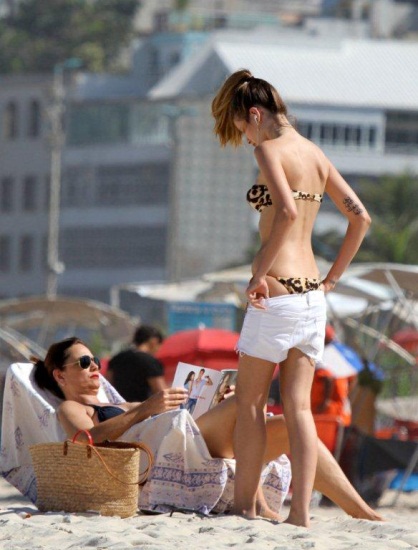 Ap&oacute;s pol&ecirc;mica sobre magreza de seu corpo, Yasmin Brunet curte ...