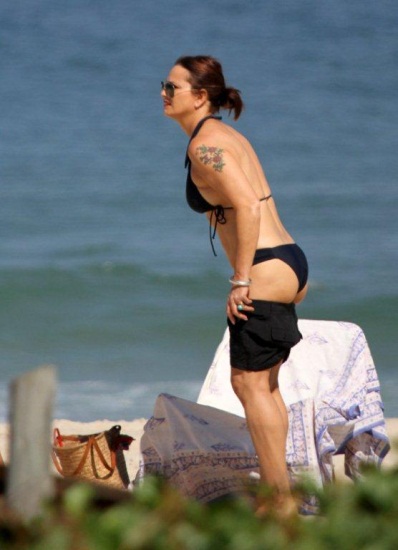 Ap&oacute;s pol&ecirc;mica sobre magreza de seu corpo, Yasmin Brunet curte ...