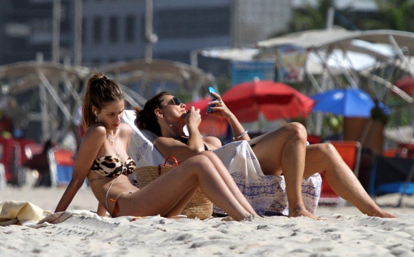 Ap&oacute;s pol&ecirc;mica sobre magreza de seu corpo, Yasmin Brunet curte ...