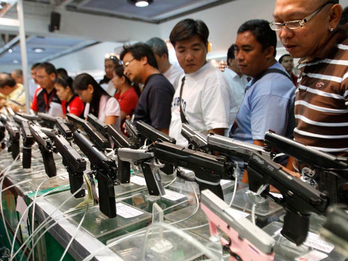 Filipinos demonstram paix&atilde;o pelas armas em feira - Internacional - R7