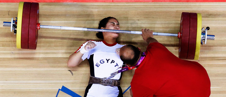 Dominic Ebenbichler/Reuters Acidente no levantamento de peso: egípcia derruba 151 kg