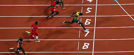 Usain Bolt vence de novo e é<br> bicampeão olímpico dos 100 m rasos
